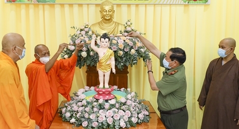 Công an TP Cần Thơ chúc mừng Đại lễ Phật đản